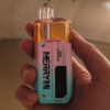 Merry Mi Pink Lemonade z podwójnym ustnikiem trzymany w dłoni