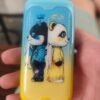 Merry Mi Panda Twins w niebiesko-żółtej obudowie trzymany w dłoni