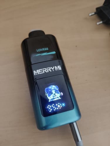 Merry Mi Love66 z podświetlanym ekranem podczas ładowania