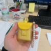 QQ Bang Mango Peach w żółtej obudowie trzymany w dłoni