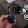 Bang Blaze 100K Puffs w niebieskiej obudowie trzymany w dłoni