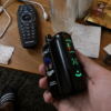 Czarny Airmez Xbeats Pro z ekranem LED trzymany w dłoni